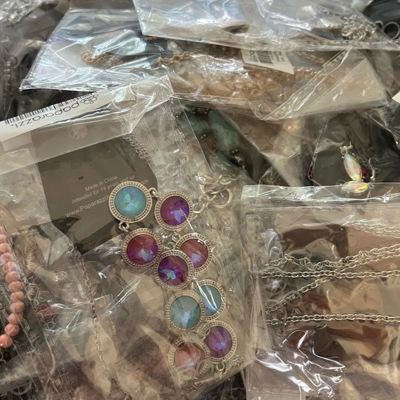 Lot of 100 pieces of Paparazzi jewelry - Picture 7 of 8